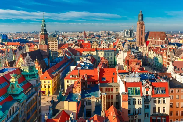Luftaufnahme der Altstadt (Stare Miasto) mit dem Marktplatz, dem Alten Rathaus und der Elisabethkirche, aufgenommen von der St.-Maria-Magdalena-Kirche in Wrocław