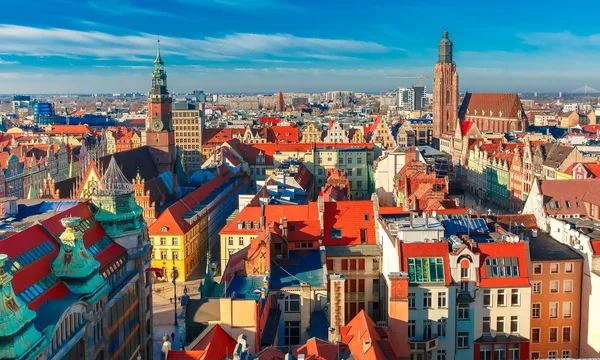 Luftaufnahme der Altstadt (Stare Miasto) mit dem Marktplatz, dem Alten Rathaus und der Elisabethkirche, aufgenommen von der St.-Maria-Magdalena-Kirche in Wrocław