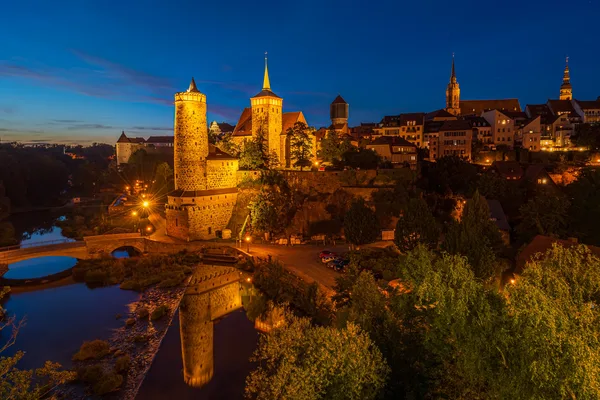 Blick auf die Altstadt Bautzens bei Nacht aus der Vogelperspektive.