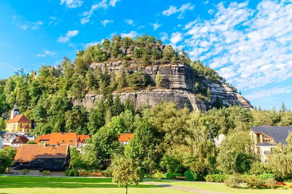 Blick auf die oberlausitzer Landschaft, im Hintergrund erhebt sich ein Sandsteinberg