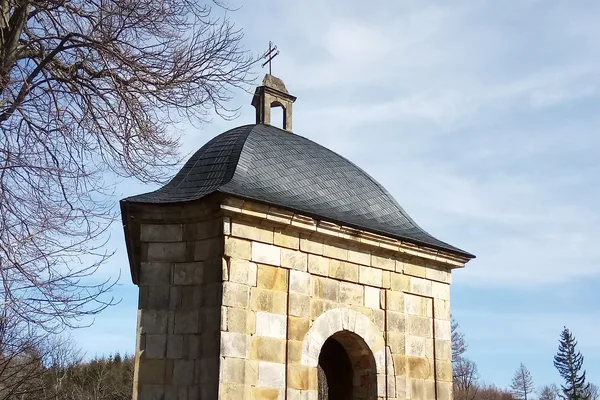 Detailansicht der Kapelle mit Blick auf ihren Turm