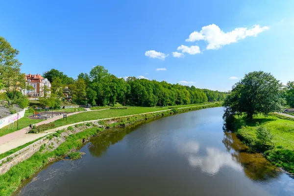 Blick auf den Flussverlauf der Neiße bei Sommer