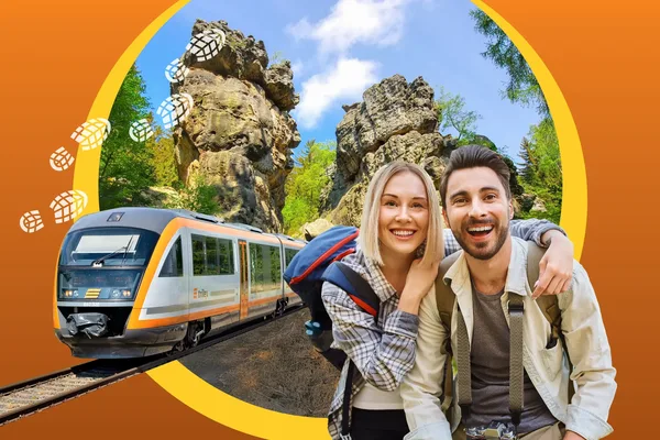 Ein Paar lacht in die Kamera. Im Hintergrund fährt der trilex zwischen zwei großen Steinfelsen hervor.