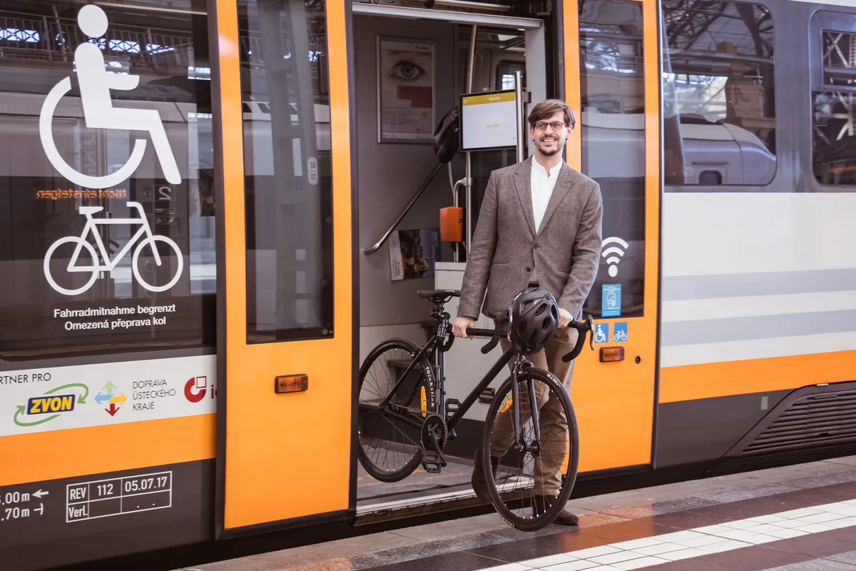 Reisender steigt mit einem Rad aus dem trilex-Zug aus. die Türen sind dabei geöffnet.