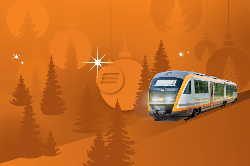 trilex-Zug fährt durch eine grafisch dargestellte, winterliche Landschaft mit Tannenbäumen und Weihnachtsdekoration.