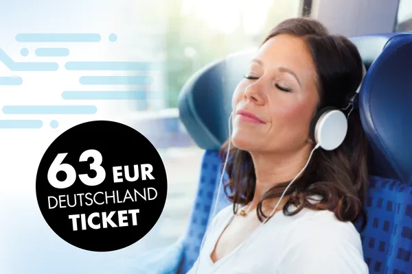 Eine Frau ruht im Zug und hört Musik neben ihr erscheint ein Kreis mit der Aufschrift: "63 EUR DEUTSCHLANDTICKET"