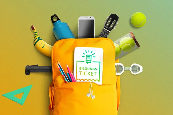 Dargestellt ist ein gelber Rucksack auf hellem Hintergrund. Aus dem Rucksack springen Stifte und Schulmaterialien heraus sowie das Bildungsticket