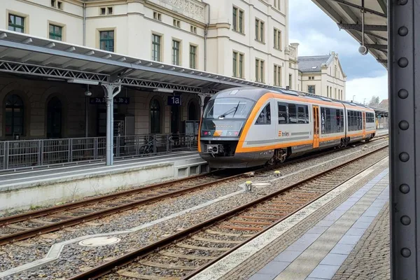 Blick auf einen Triebwagen, der am Bahnhof Zittau hält.