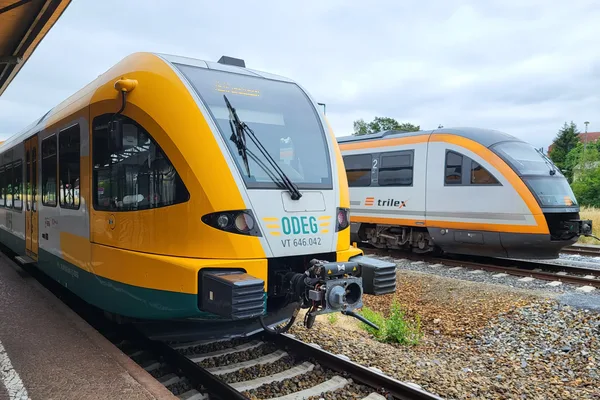 Auf dem Bild sieht man einen GTW-Triebwagen der ODEG neben einem desiro-Triebwagen des trilex am Bahnhof Bischofswerda stehen.