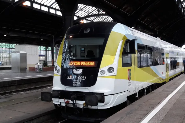 Blick auf den vorderen Teil eines Triebwagens am Gleis