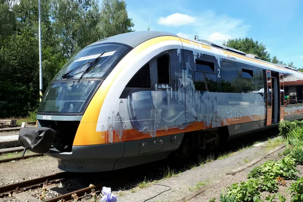 Ein trilex-Triebwagen von vorn fotografiert mit silbernen Kristallen an der Seite.