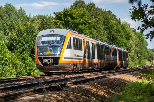 Frontalaufnahme vom einem trilex-Zug bestehend aus zwei Triebwagen die auf die Kamera zufahren.