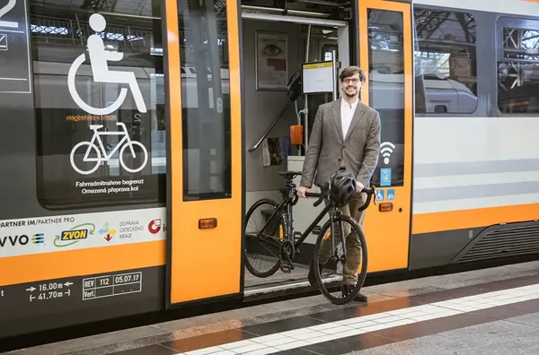 Ein Mann steigt mit seinem Fahrrad aus dem trilex aus.
