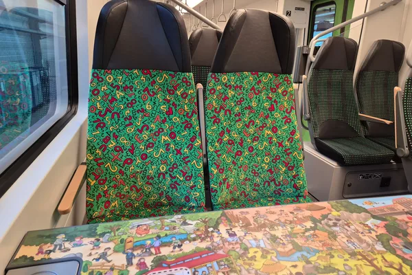 Sitzgruppe für Familien mit großem Tisch mit Wimmelbild.