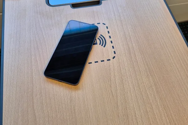 Tisch mit induktiver Lademöglichkeit für Handys.