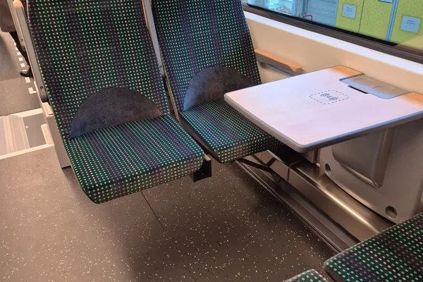 4er-Sitzgruppe im Mireo mit Tisch. Tisch mit induktiver Lademöglichkeit für Handys.