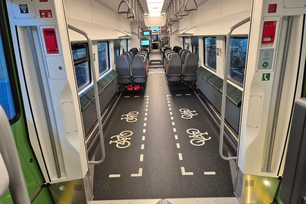 Innenraum und Fahrradstellplätze im Mireo.