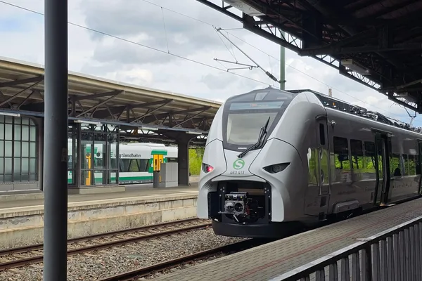 Der Mireo am Bahnsteig in Reichenbach (Vogtl) ob Bf, im Hintergrund die vogtlandbahn.