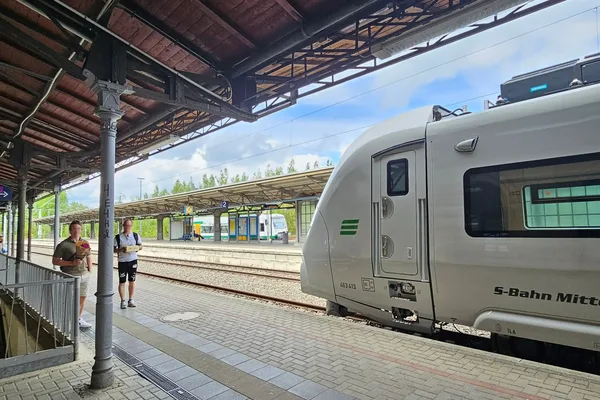 Der Mireo am Bahnsteig in Reichenbach, im Hintergrund fährt die vogtlandbahn.