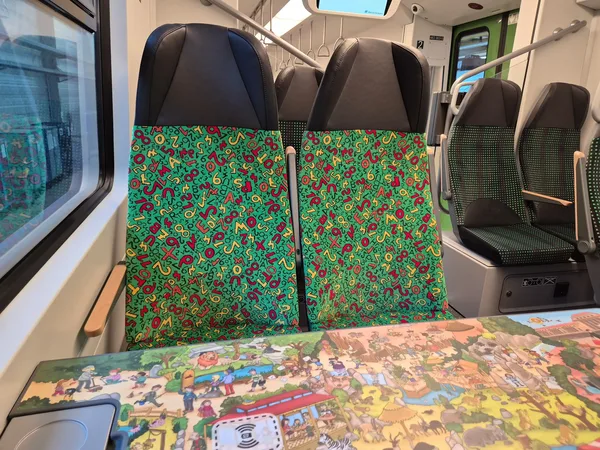 Sitzgruppe für Familien mit großem Tisch mit Wimmelbild.