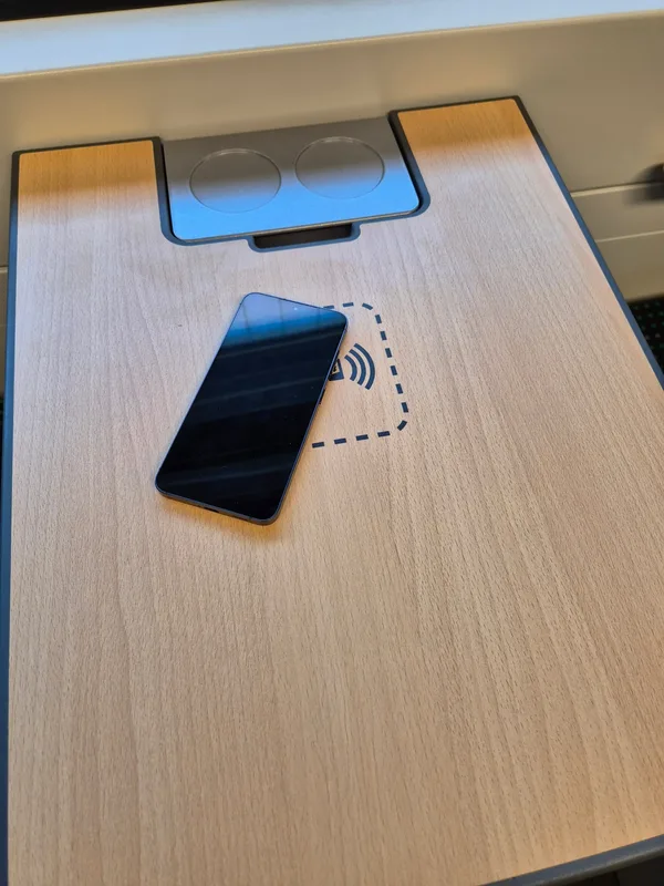 Tisch mit induktiver Lademöglichkeit für Handys.