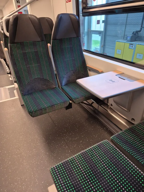 4er-Sitzgruppe im Mireo mit Tisch. Tisch mit induktiver Lademöglichkeit für Handys.