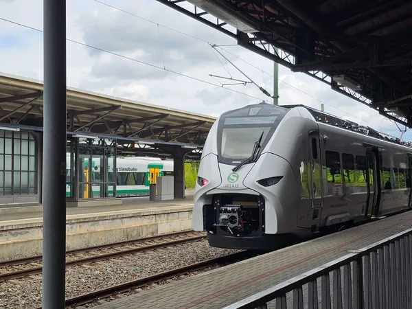 Der Mireo am Bahnsteig in Reichenbach (Vogtl) ob Bf, im Hintergrund die vogtlandbahn.