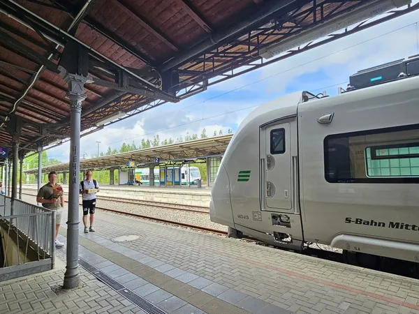 Der Mireo am Bahnsteig in Reichenbach, im Hintergrund fährt die vogtlandbahn.