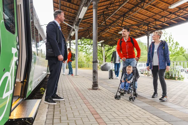Das Bild zeigt Fahrgäste und einen Fahrgastbetreuer beim Einsteigevorgang in den Mireo-Zug.