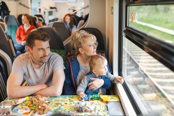 Das Bild zeigt eine Familie und Fahrgäste im Mireo.