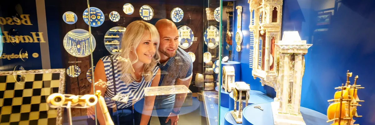 Das Bild zeigt eine Familie im Erlebnismuseum Perlmutter in Adorf.