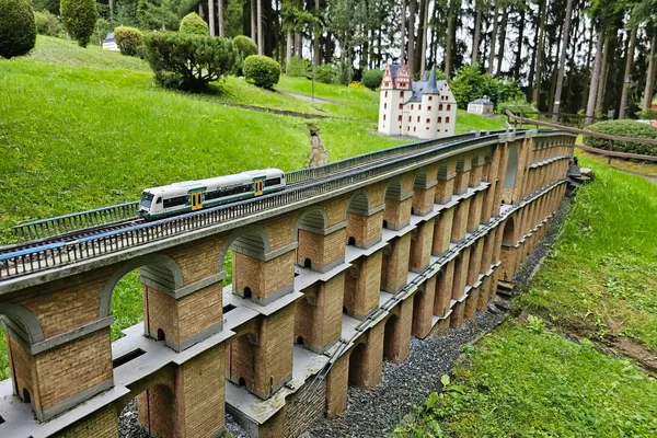 Das Bild zeigt die Miniaturschauanlage in Adorf mit der Göltzschtalbrücke im Vordergrund.
