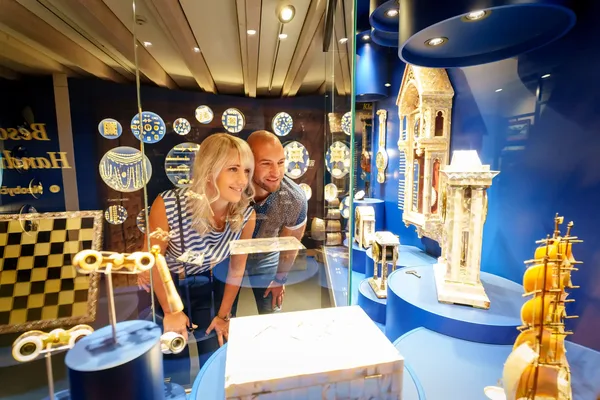 Das Bild zeigt eine Familie im Erlebnismuseum Perlmutter in Adorf.