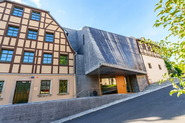 Das Bild zeigt das Erlebnismuseum Perlmutter in Adorf.