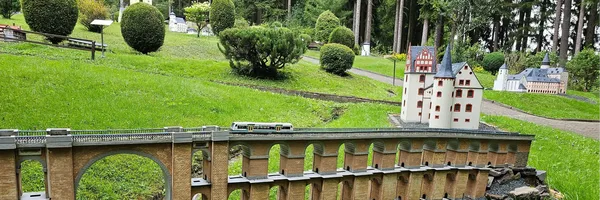 Dieses Bild zeigt die Miniaturschauanlage in Adorf mit der Göltzschtalbrücke im Vordergrund.