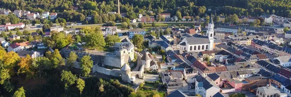 Das Bild zeigt die Stadtansicht von Elsterberg mit der Burgruine in der Bildmitte.