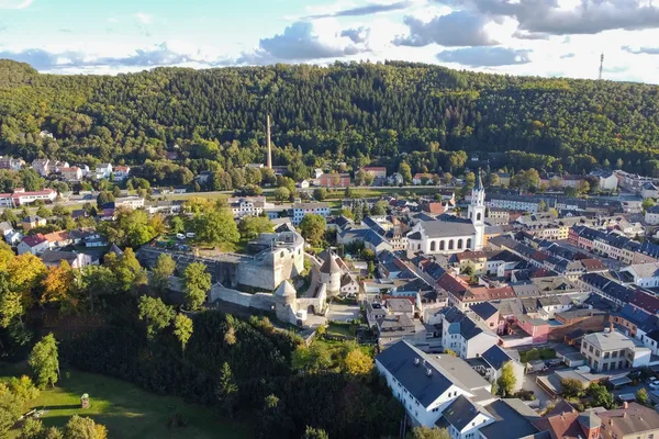 Das Bild zeigt die Stadtansicht von Elsterberg mit der Burgruine in der Bildmitte.