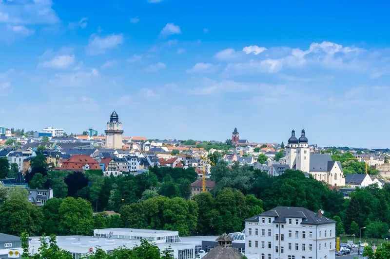 Zu sehen ist die Stadtansicht von Plauen mit ihren markanten Türmen.
