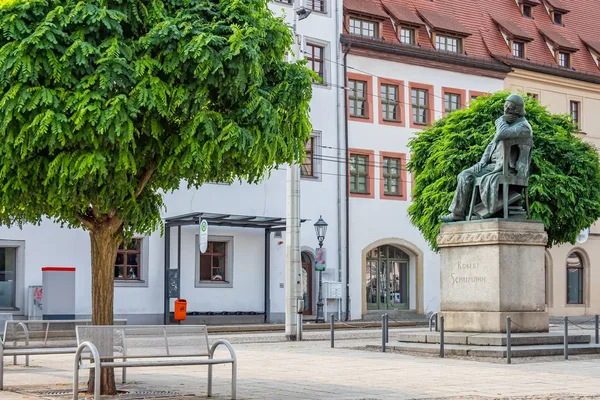 Das Bild zeigt die Robert Schumann Statue in Zwickau auf dem Hauptmarkt.