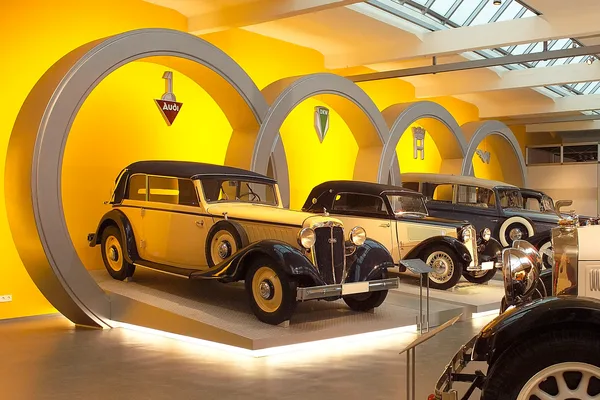 Das Bild zeigt die Ausstellung von Fahrzeugen im August-Horch-Museum in Zwickau.