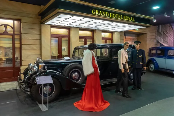 Das Bild zeigt einen Innenteil des August-Horch-Museums in Zwickau - hier das Grand Hotel mit einem Oldtimer davor.