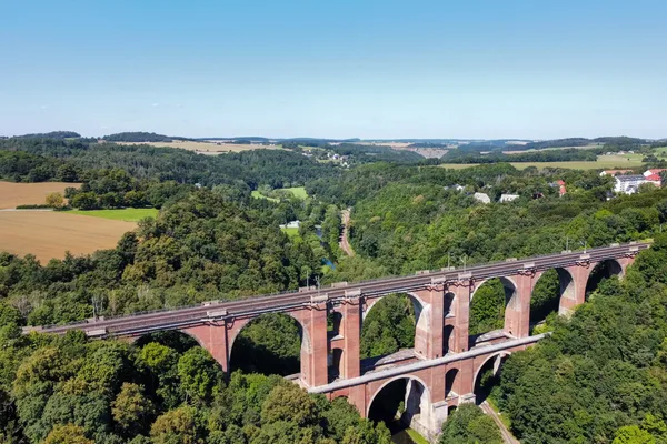 Das Bild zeigt die Elstertalbrücke.