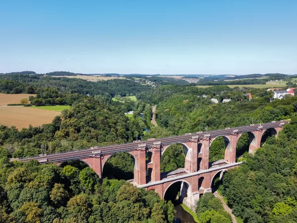 Das Bild zeigt die Elstertalbrücke.