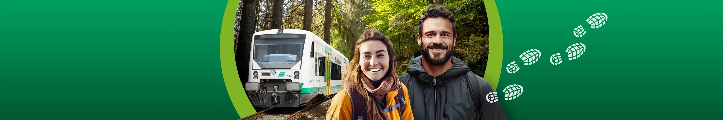 Ein Paar im Wanderoutfit steht im Vordergrund. Im Hintergrund fährt die vogtlandbahn durch die Natur.