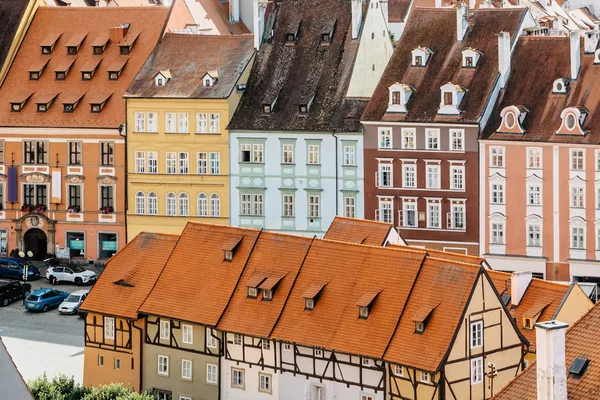 Das Bild zeigt bunte Hausfassaden in der tschechischen Stadt Cheb.