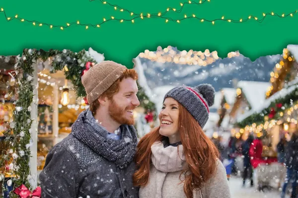Ein junges Paar auf dem Weihnachtsmarkt.