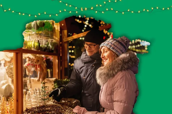 Auf dem Bild ist ein älteres Ehepaar zu sehen, welche sich an einem Stand etwas ansehen.