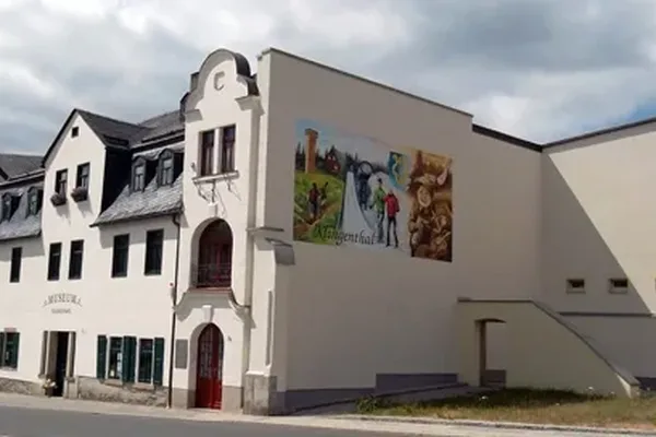 Das Bild zeigt das Museum und die Touristinformation in Klingenthal.