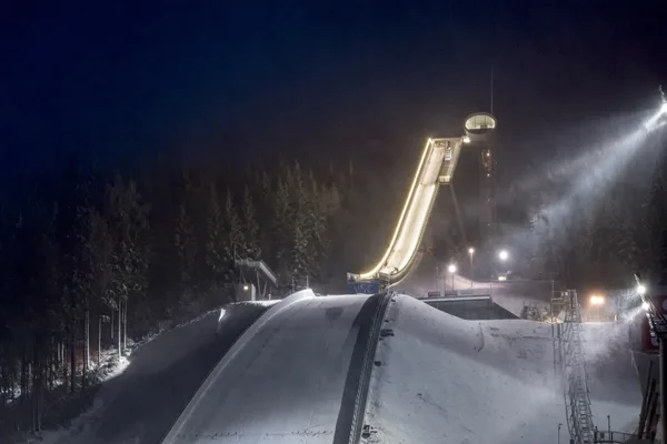 Das Bild zeigt die Vogtlandarena Klingenthal im Winter mit einer tollen Beleuchtung am Abend.