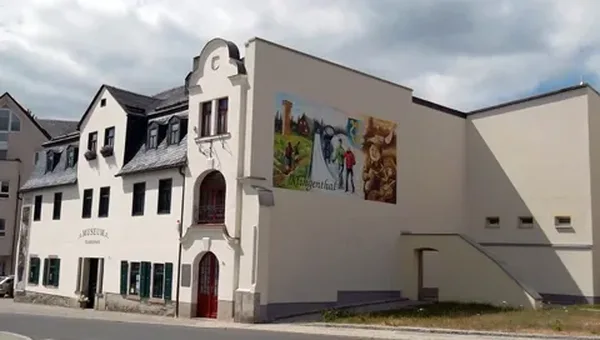Das Bild zeigt das Museum und die Touristinformation in Klingenthal.